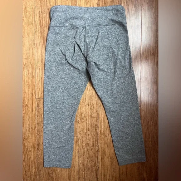 Lululemon Gray Capri Leggings Size 6 - Picture 3 of 5